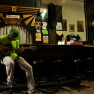 W opuszczonym barze zapomianego hotelu, Malacca, Malezja